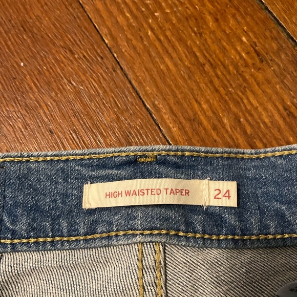 Levi’s High Waist Taper Jeans - Picture 5 of 5